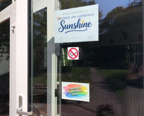 Eingangstür des Kinder- und Jugendhauses "Sunshine"