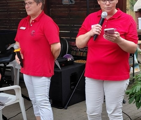 Jana Heidelbeer und Nicole Fuhrmann begrüßen die Gäste
