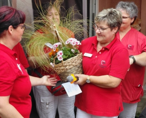 Jana Heidelbeer erhält einen Blumentopf zum Abschied