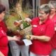 Jana Heidelbeer erhält einen Blumentopf zum Abschied