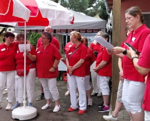 Die Mitarbeitenden der Sozialstation Colditz singen ein Abschiedslied für Frau Heidelbeer