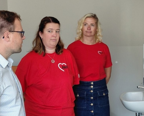 Grimmas Oberbürgermeister Tino Kießig mit Kita-Leiterin Susanne Büchner und Fachbereitsleiterin Peggy Thomas beim Rundgang durch die Kita