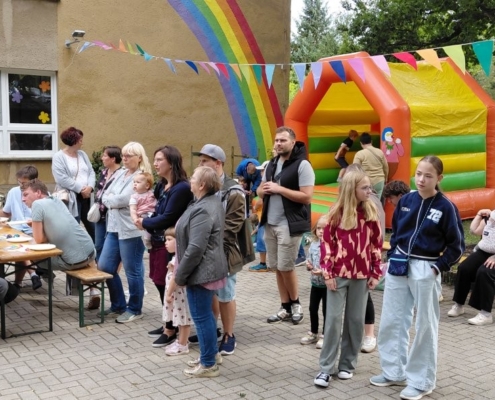 Zahlreiche Gäaste besuchten das Sommerfest - im Hintergrund eine Hüpfburg